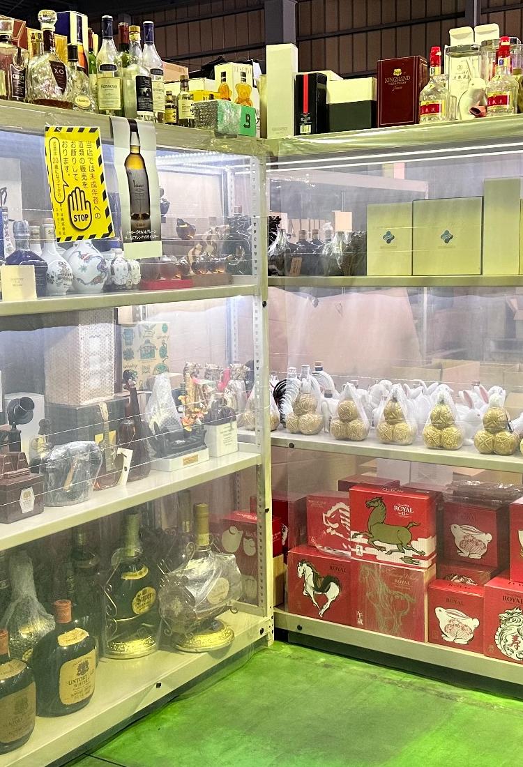 複数の酒類・箱入り商品が並ぶ陳列棚
